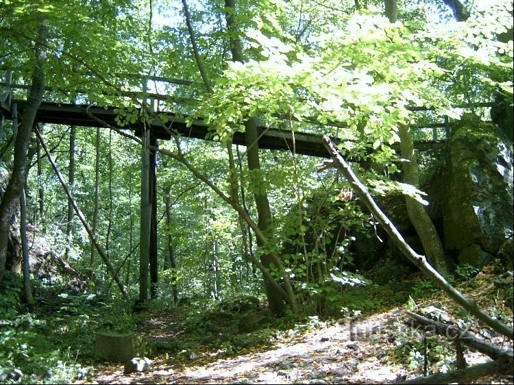 Mostek u Lopata: most prowadzący do ruiny (primo przy ruinach)