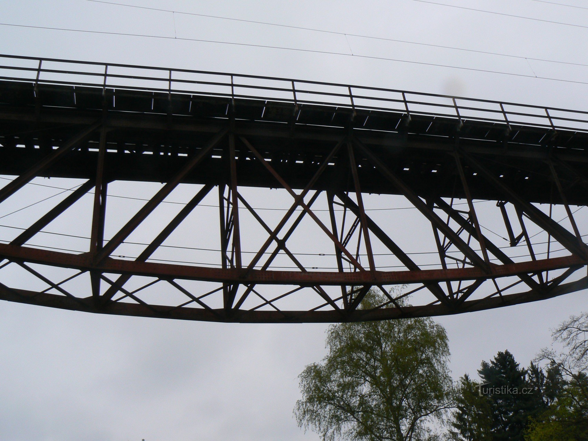The bridge structure has a semi-parabolic - downward facing - shape.