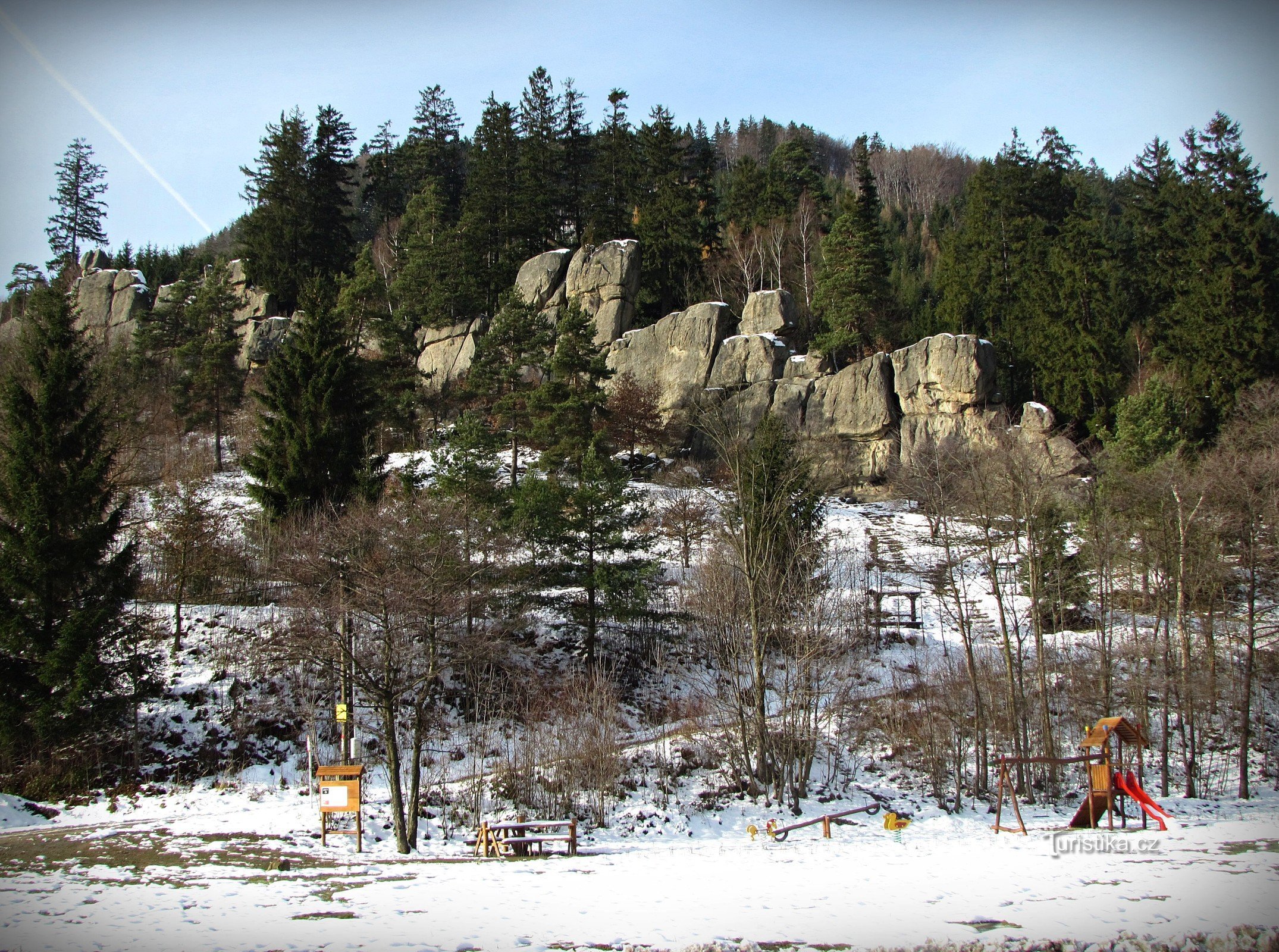Motorsteun onder de Devil's Rocks in Lideček