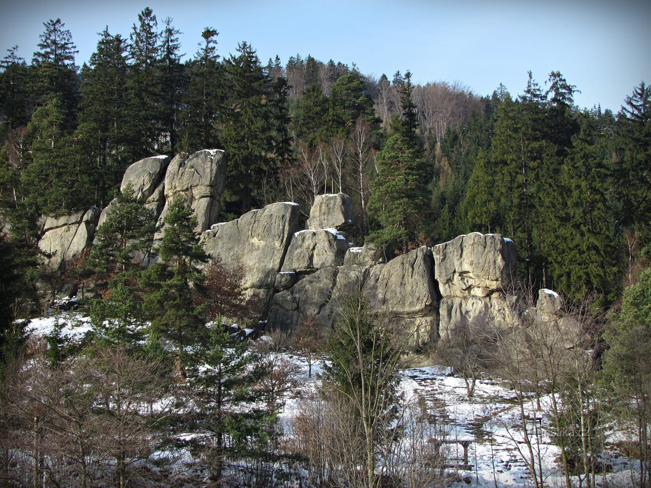 Motorsteun onder de Devil's Rocks in Lideček