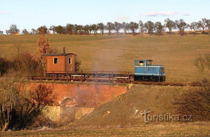 ČKD BN30 R motorlocomotief uit 1961 met een goederentrein op de brug bij km 2,44