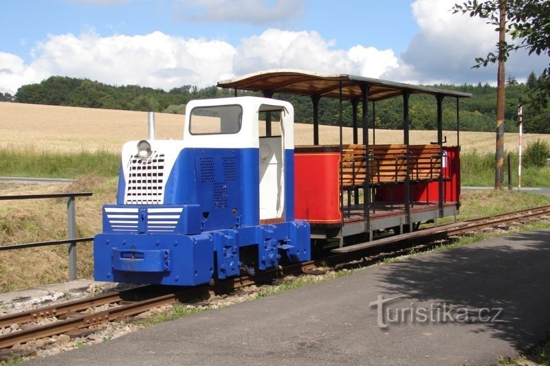 Motorová lokomotiva ČKD BN30 U z roku 1959 s výletním vozem vlastní stavby Muzea