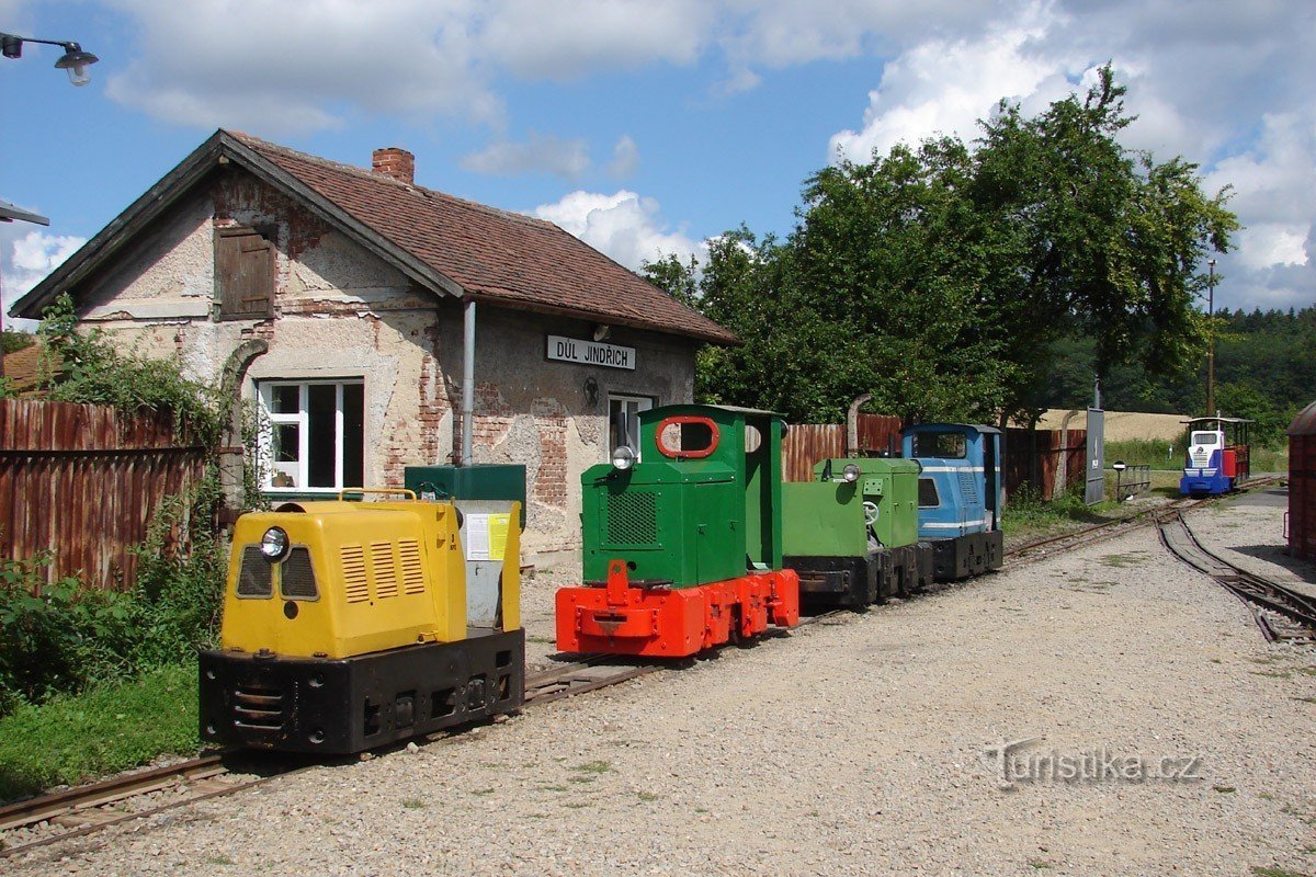 Locomotive cu motor din anii 50 în zona muzeului din Zbýšov