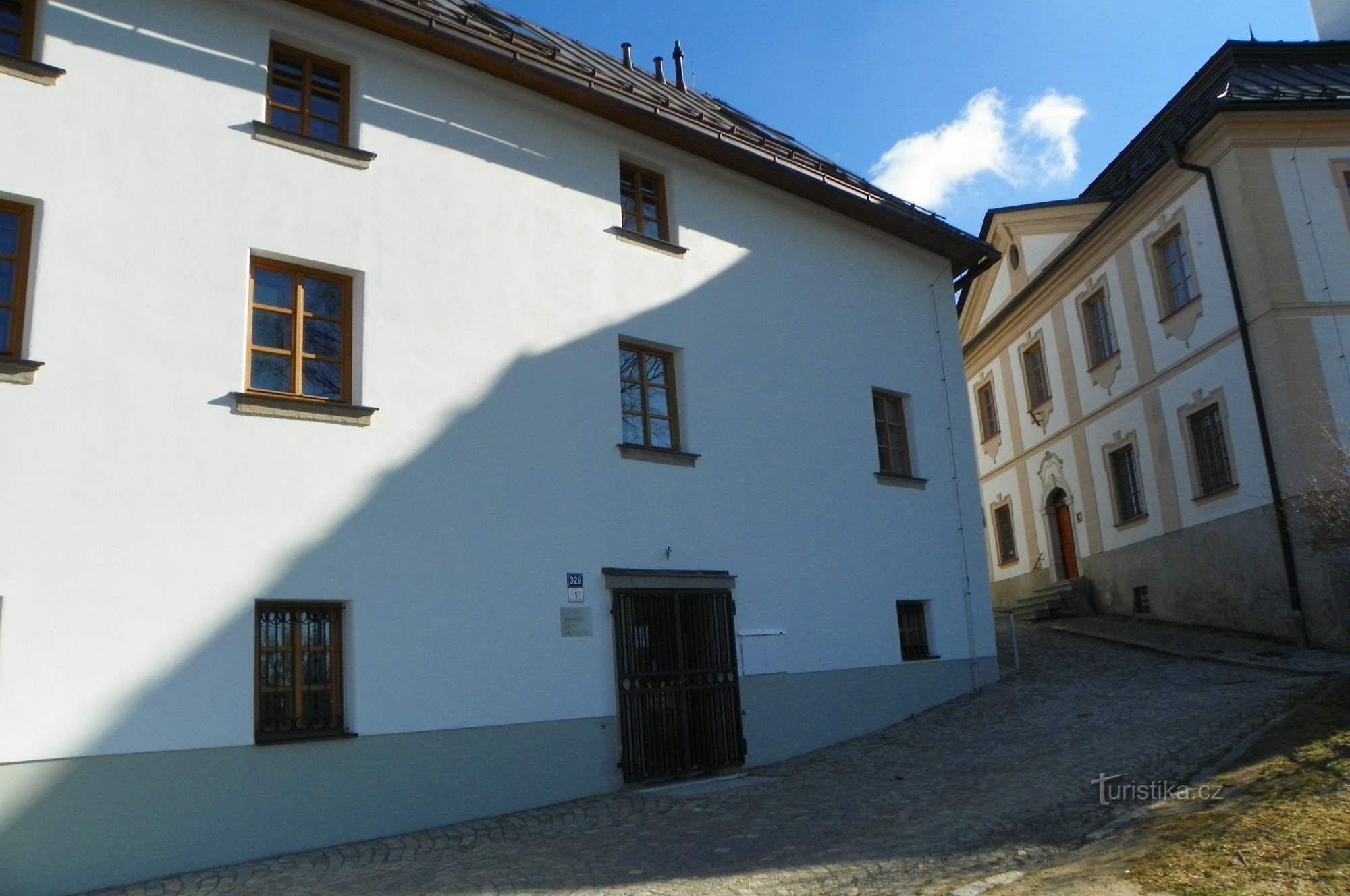 La casa de Mouček al lado de la casa parroquial