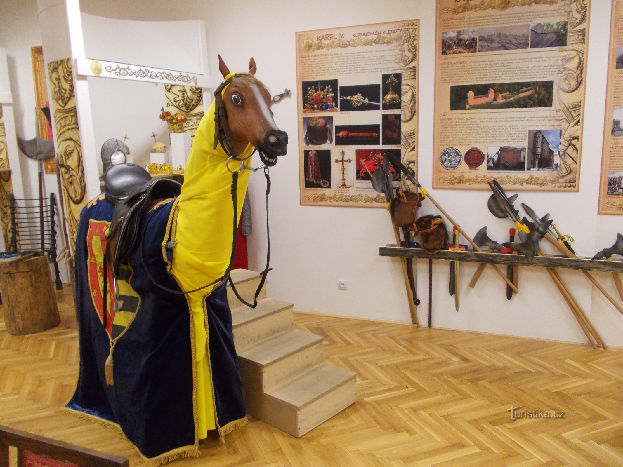 de mogelijkheid om een ​​foto te maken op een paard in historische kleding
