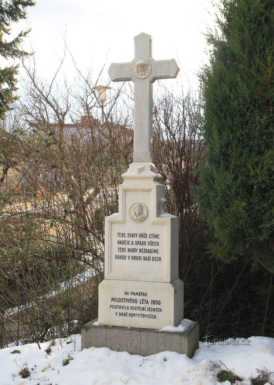 Marmorkreuz bei der Kapelle von 1950