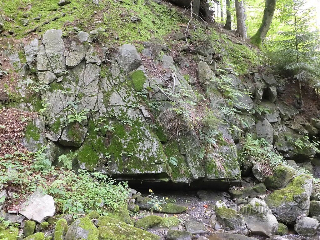 ザール尾根の頂上にある霜の小屋。