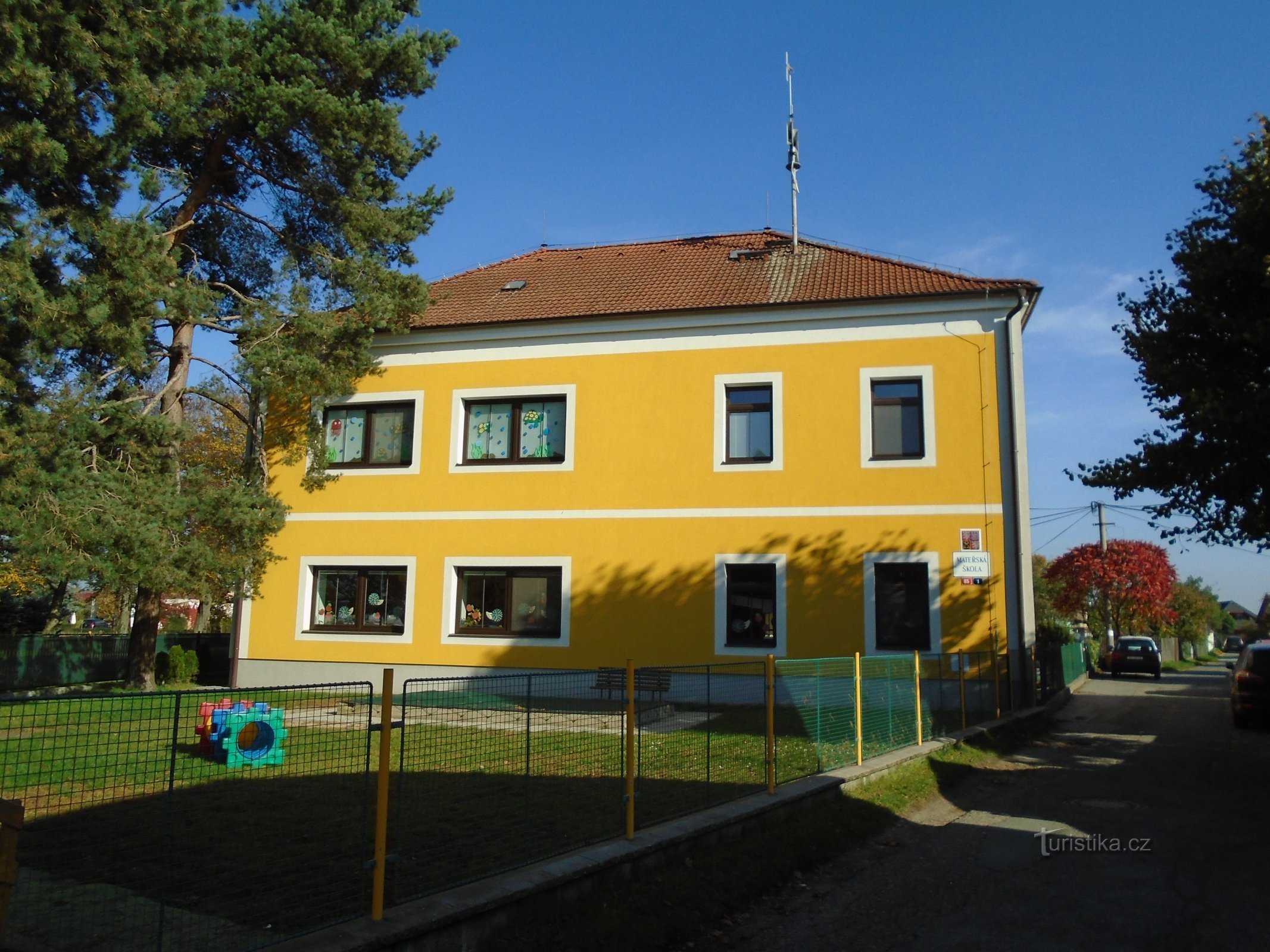 Trường mẫu giáo ở Slatina sau khi tái thiết (Hradec Králové)