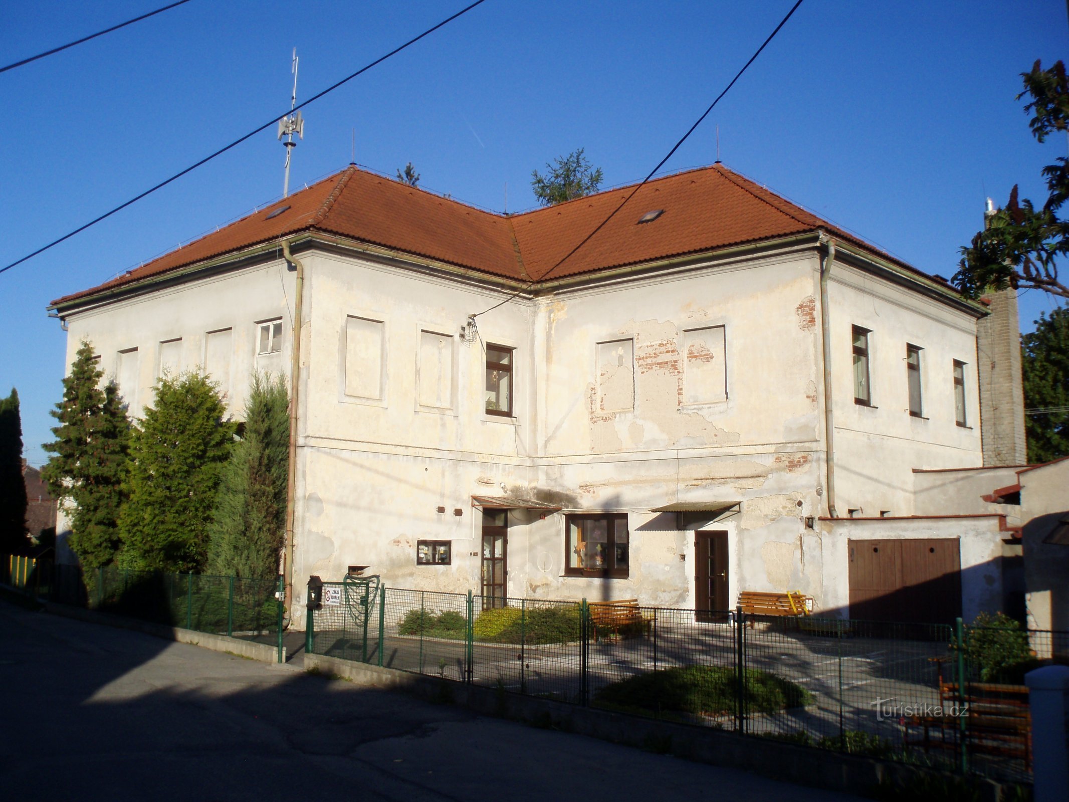 Päiväkoti Slatinassa ennen jälleenrakennusta (Hradec Králové)