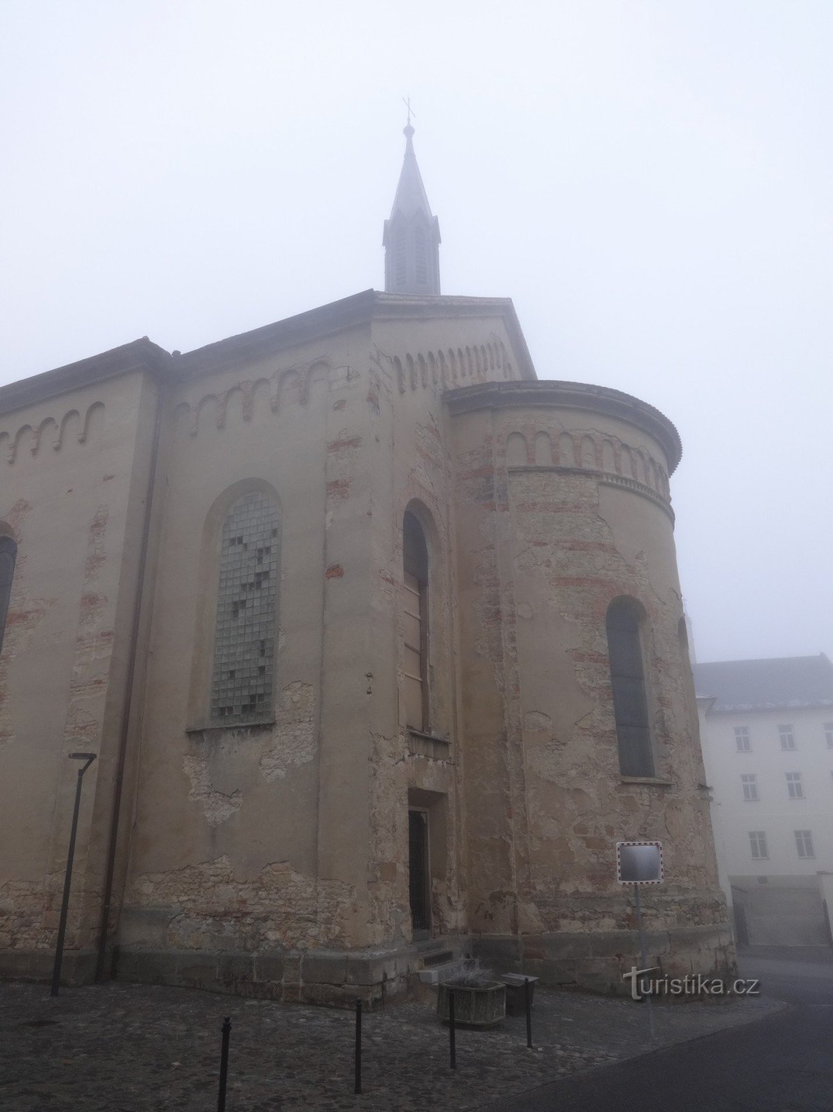 Msza św. w Kokořínsku i kościół św. Jaskółka oknówka