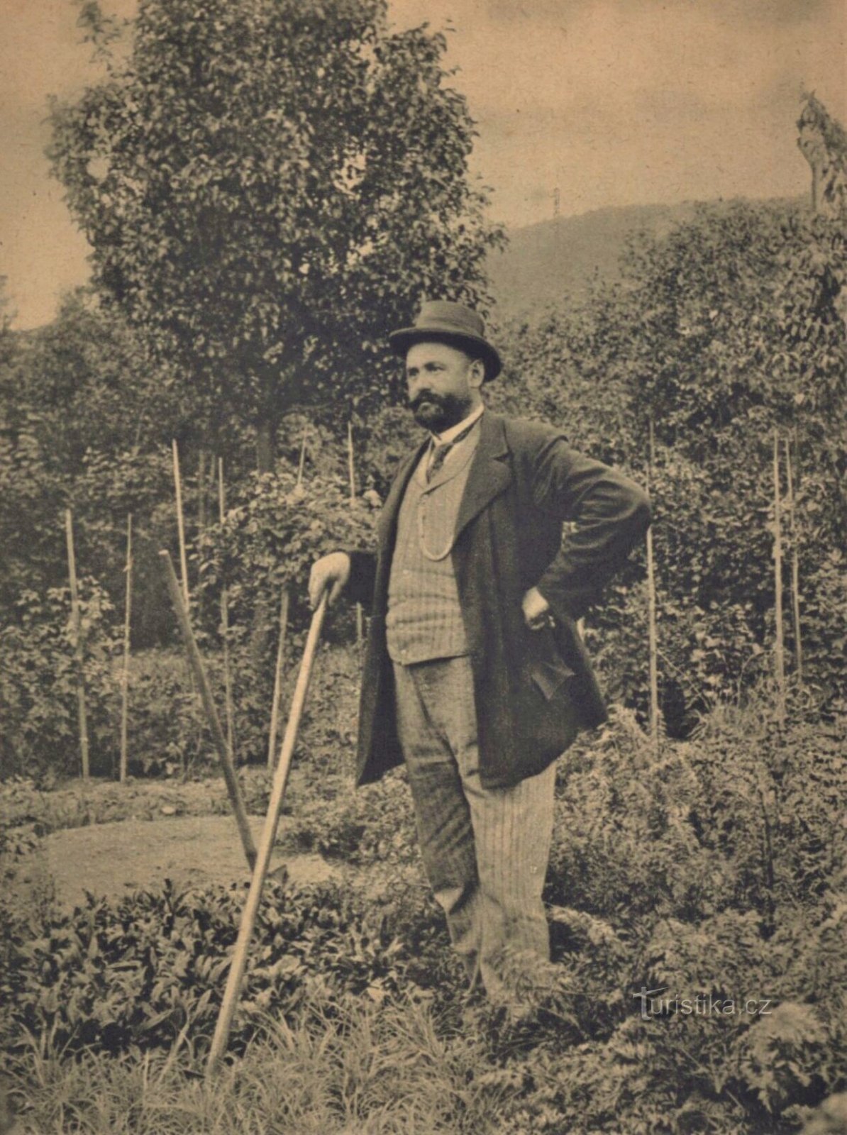 doktor medicine Antonín Čapek u svom vrtu na Upicama 1898