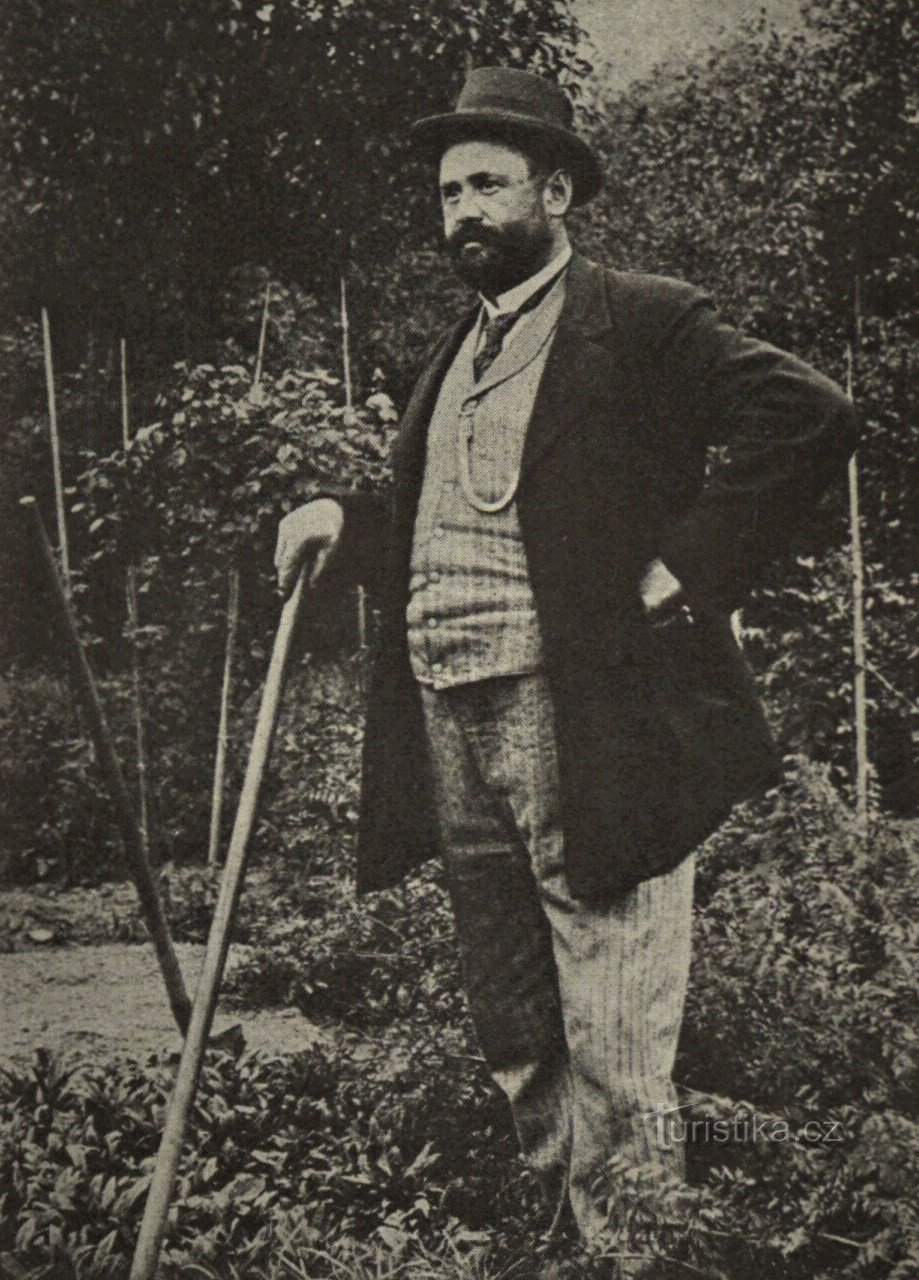 MD Antonín Čapek, pai dos irmãos Čapk e oficial sindical proeminente em Úpic (1900)