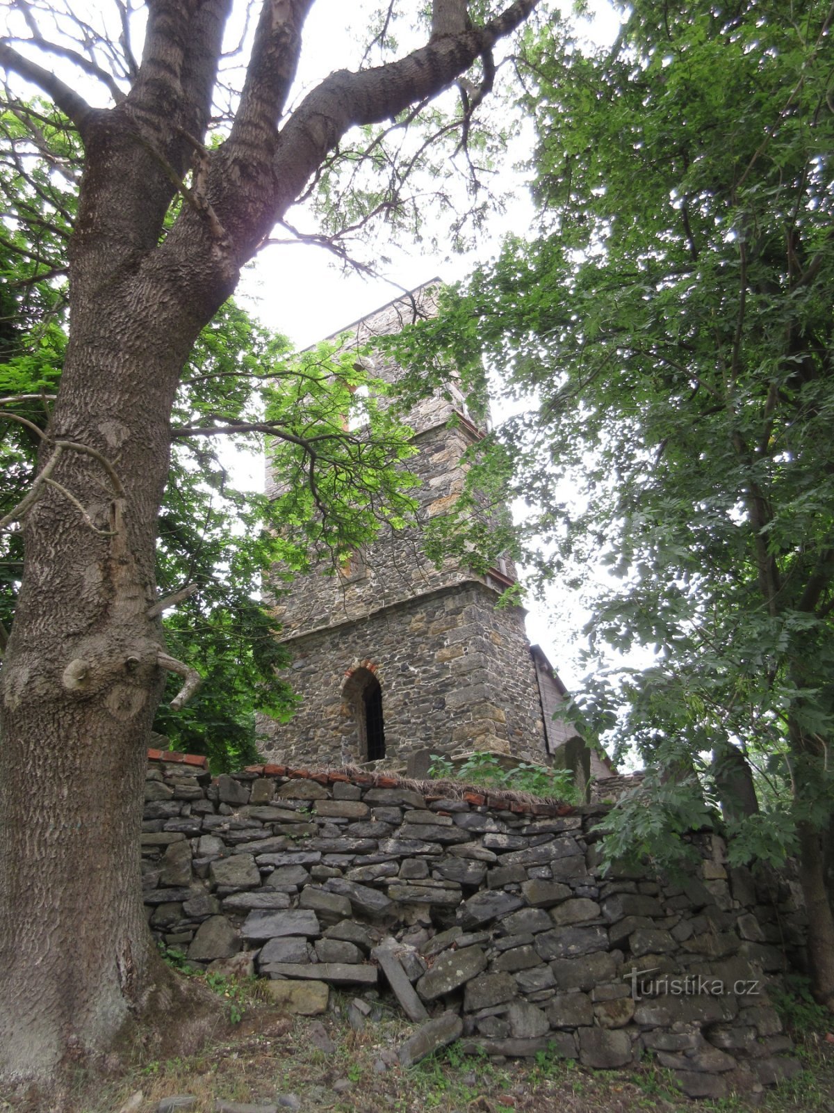 Mukařov - de ruïnes van de klokkentoren