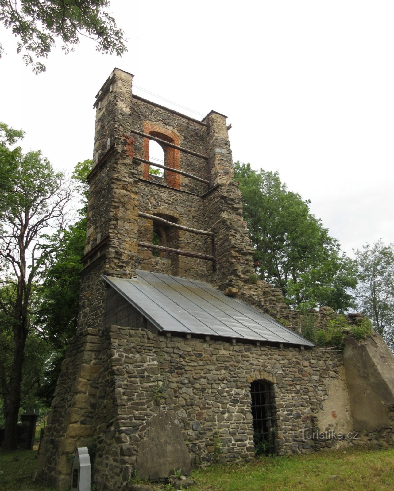 Mukařov - tàn tích của tháp chuông