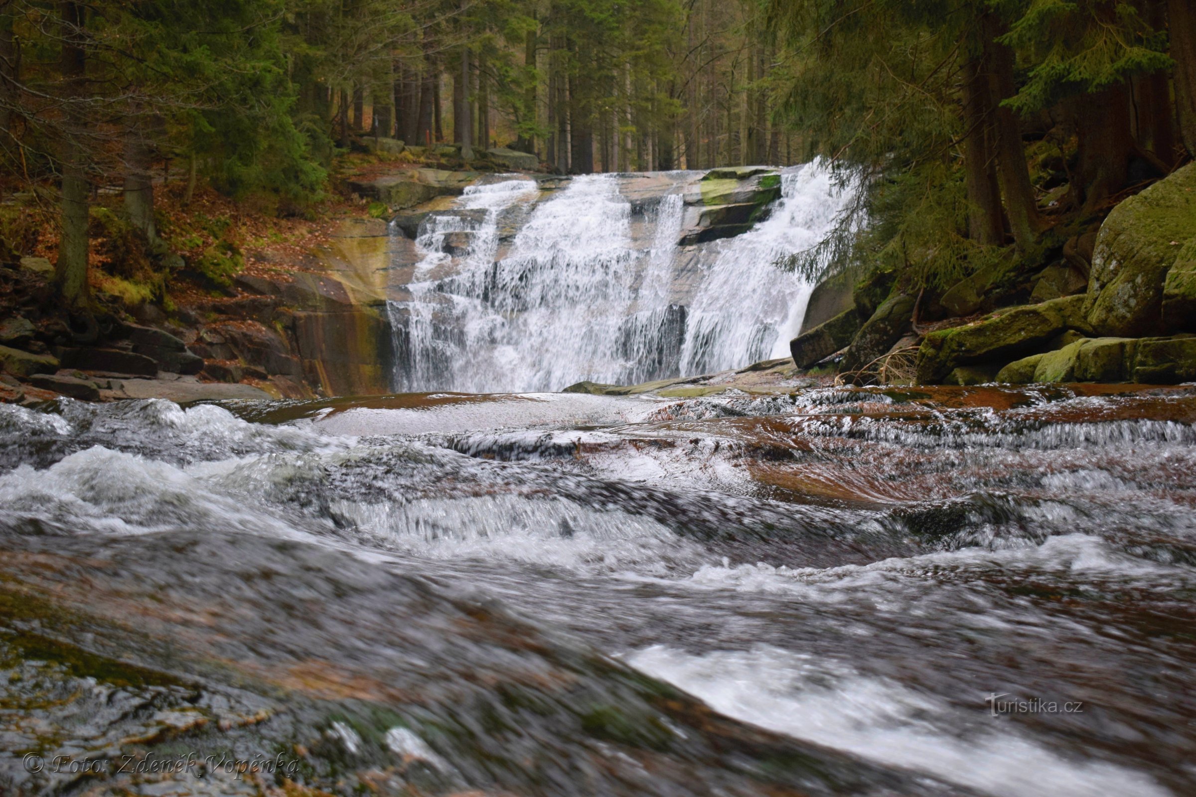 Mumlava unter dem Wasserfall.