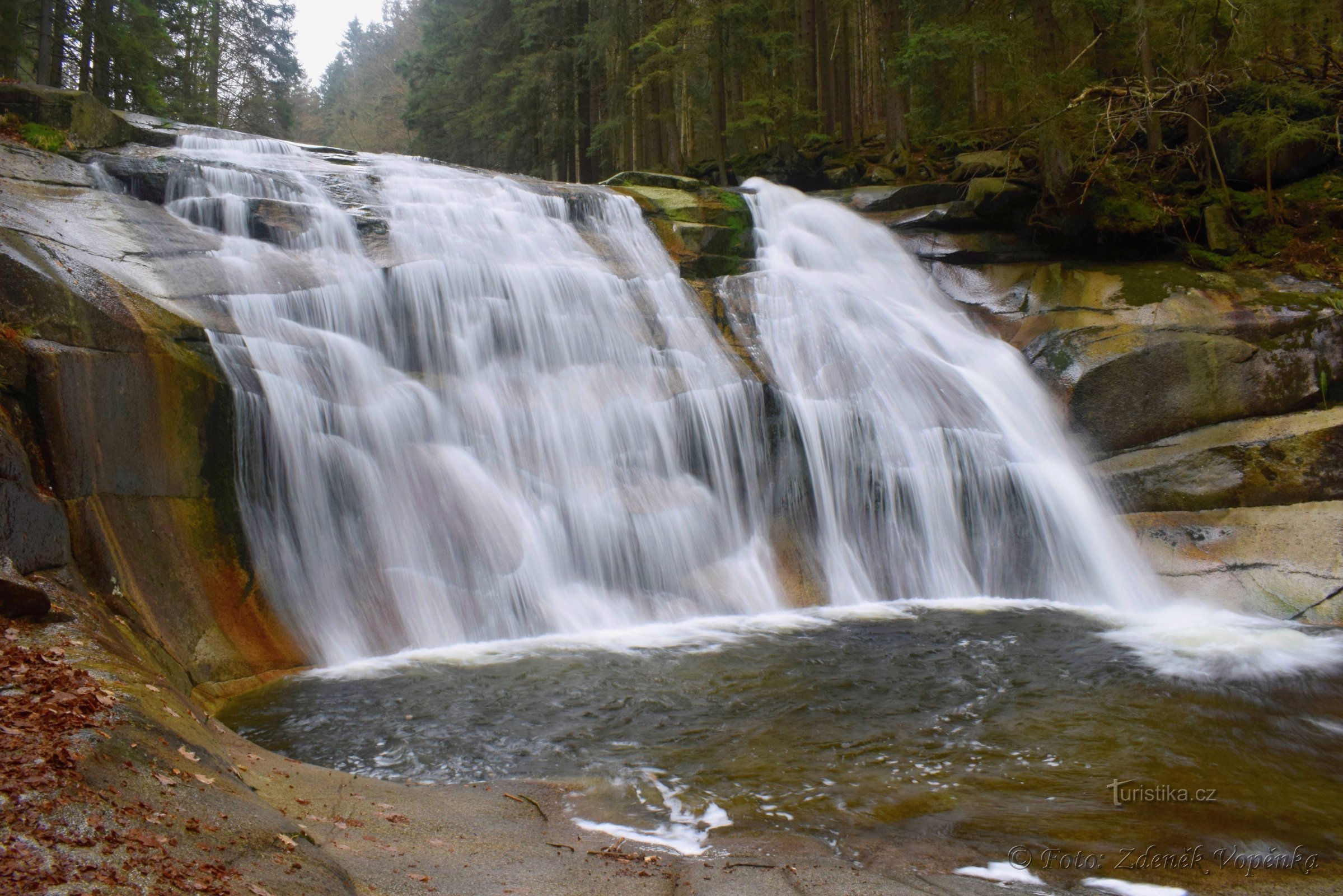 Mumlava - une rivière dans les Monts des Géants.