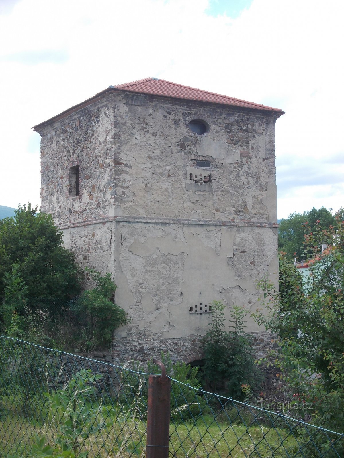 bakstenen prismatische toren