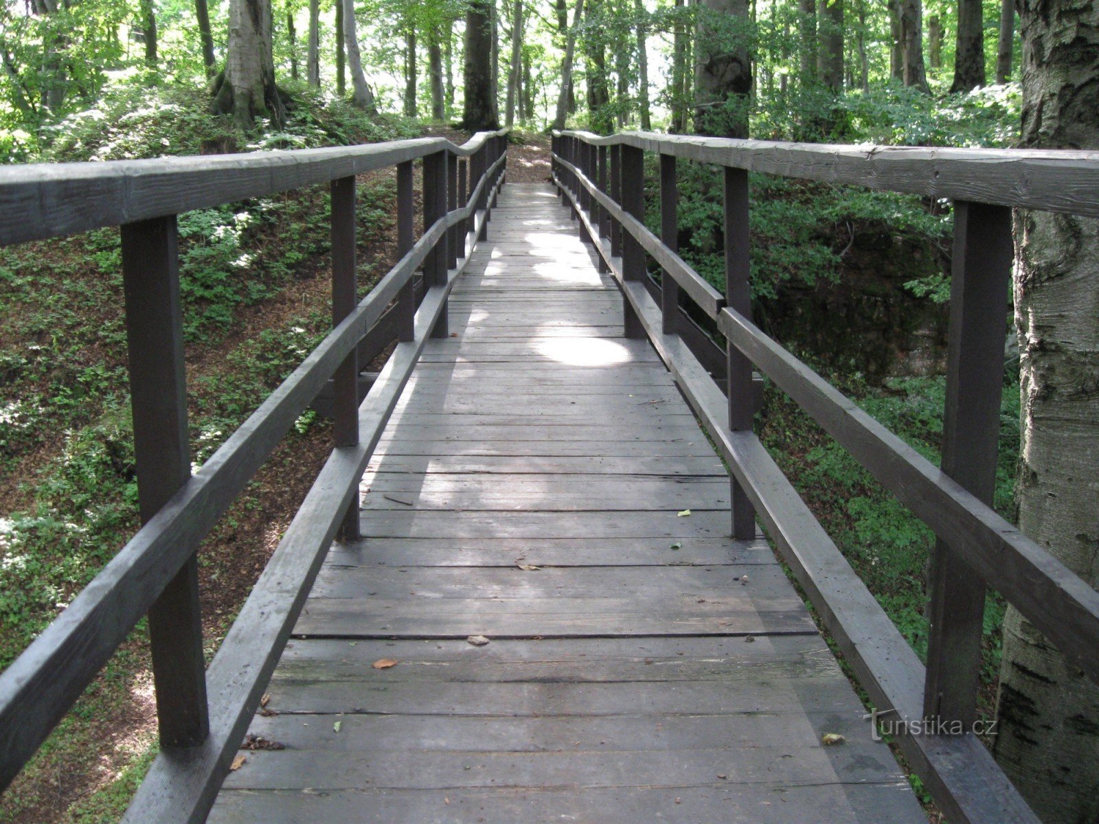 Brücke, die die Mauern verbindet