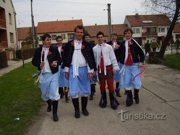 Mutěnice, tradiciones populares: Muchachos de Mutěnice en la Pascua de 2006