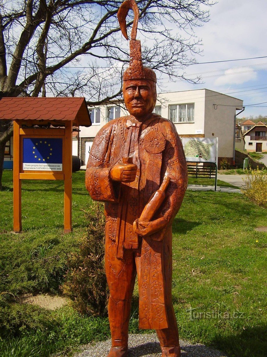 Muténice, Bajo los galpones