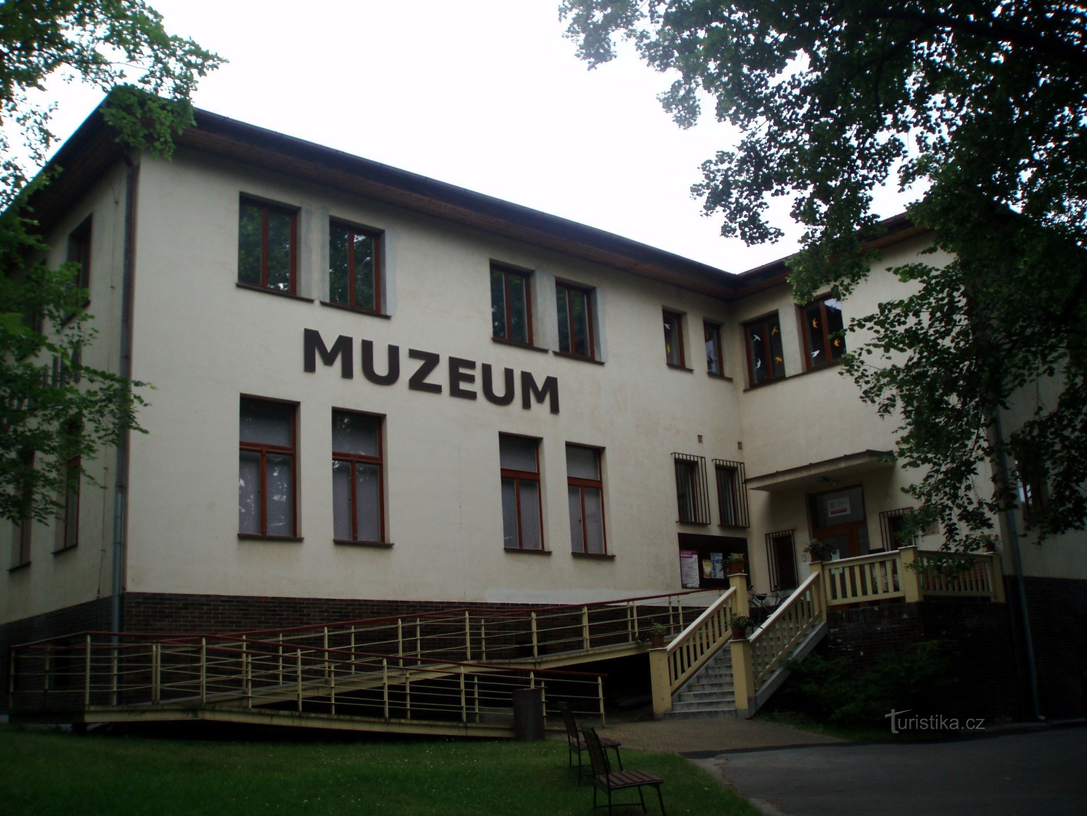 距离Muzeum