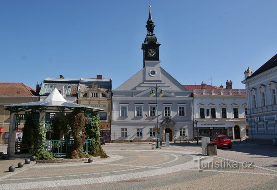 ngày nay bảo tàng nằm trong tòa thị chính cũ