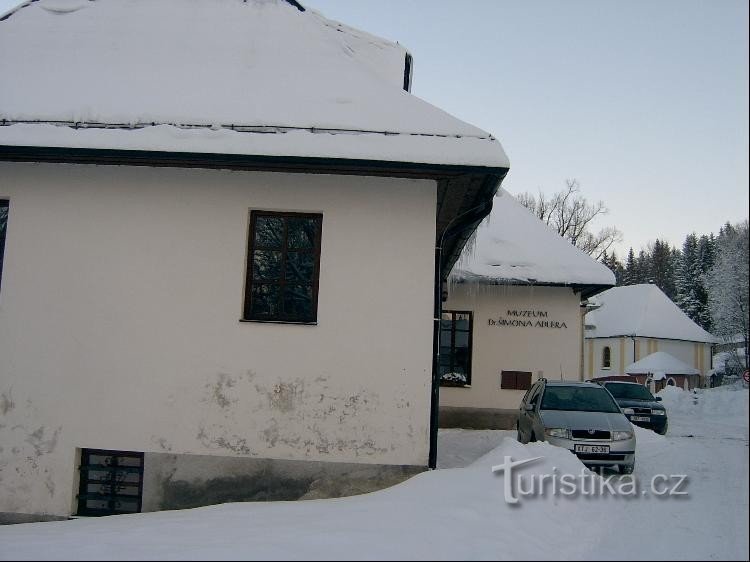 Dr. Šimon Adlers museum: Dr. Simon Adlers museum ligger i bosättningen Dobrá Voda nad Hartm