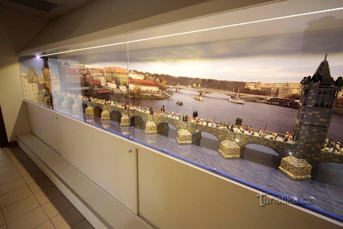 Лего Празький музей - модель Карлового мосту