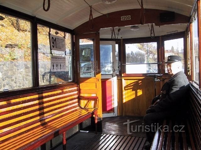 Museu MHD 29 - passeio histórico: Na estação de bondes em Praga - Střešovice