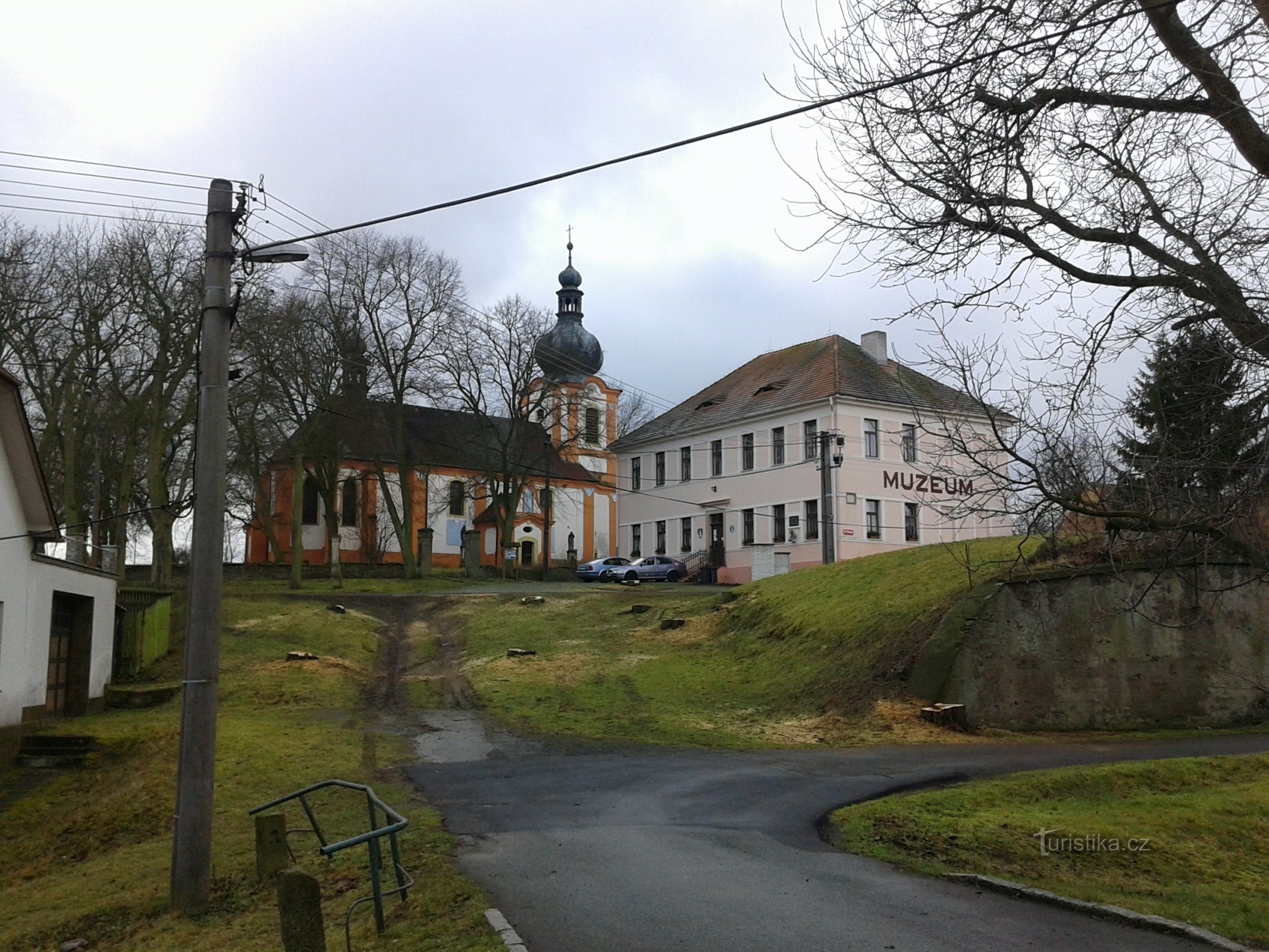 O museu na velha escola e a igreja de St. Lawrence