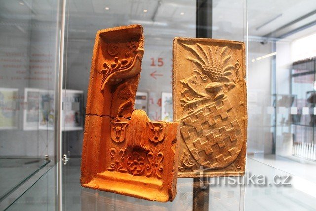 Museet ställer ut sengotiska kaminer från slottet Rožnova