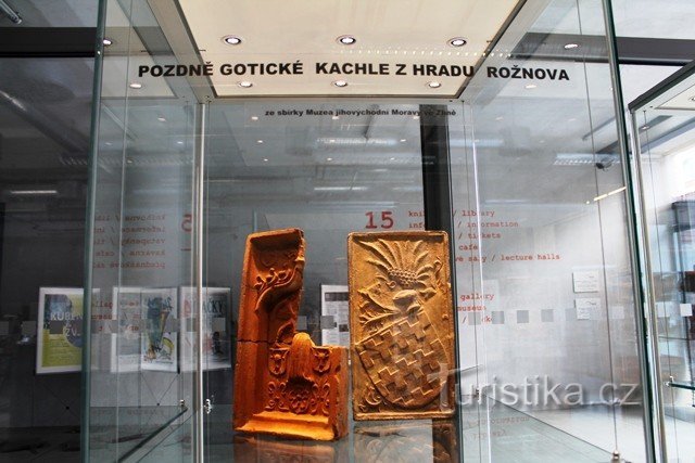 U muzeju su izloženi kasnogotički pećnjaci iz dvorca Rožnova