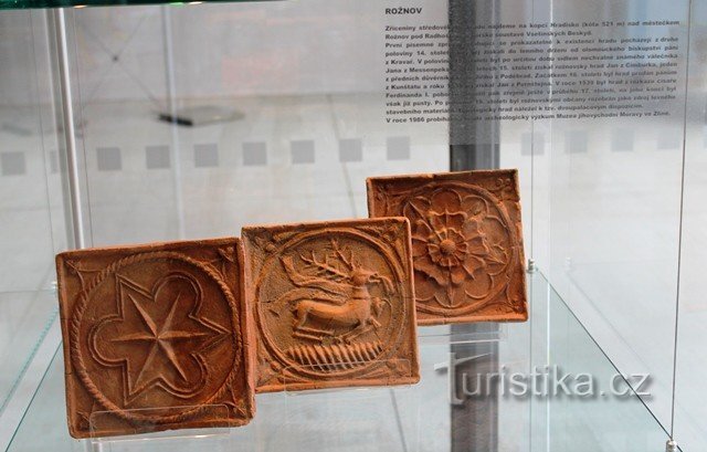 U muzeju su izloženi kasnogotički pećnjaci iz dvorca Rožnova
