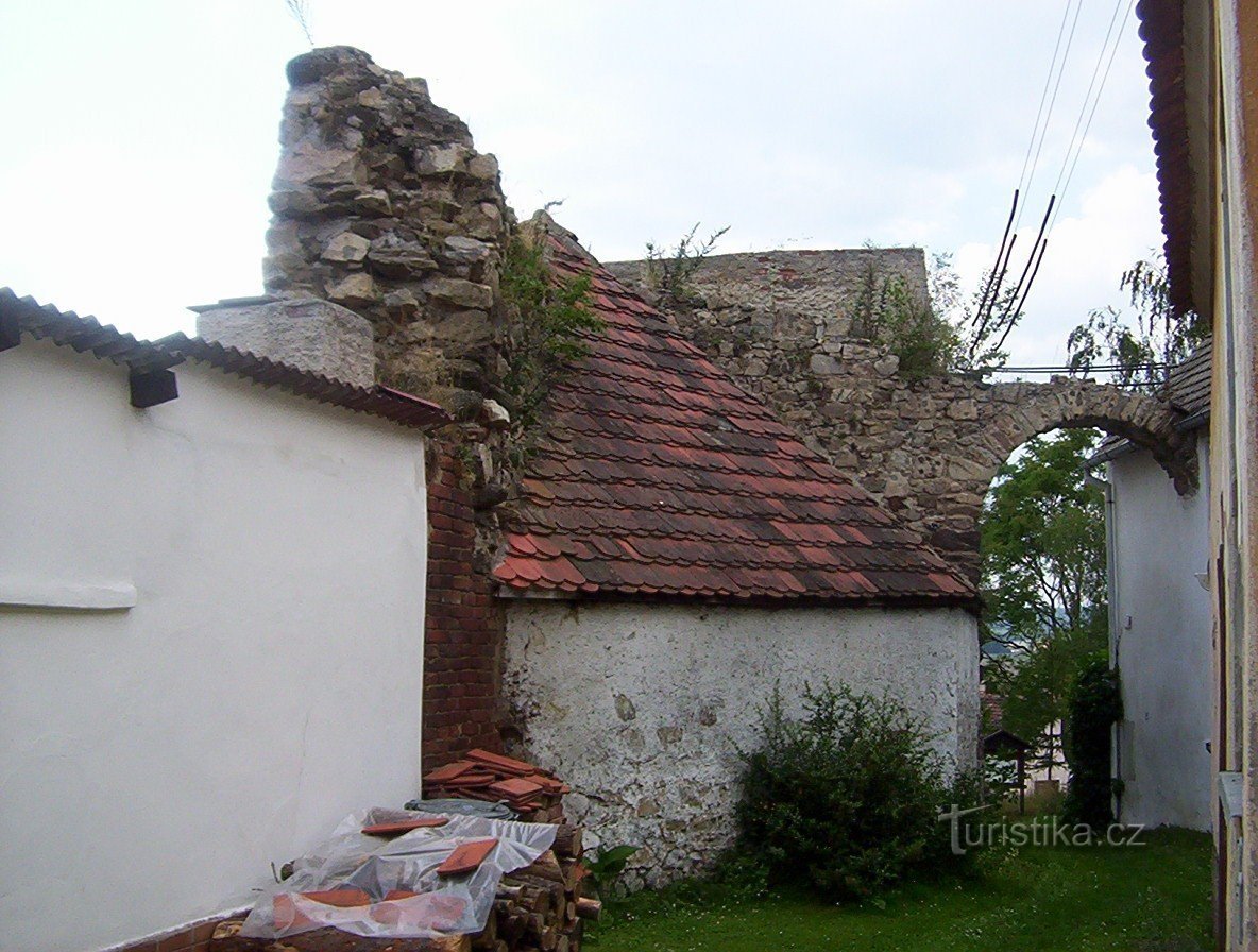Myšenec-castle-gate arch and remains of masonry-Photo: Ulrych Mir.