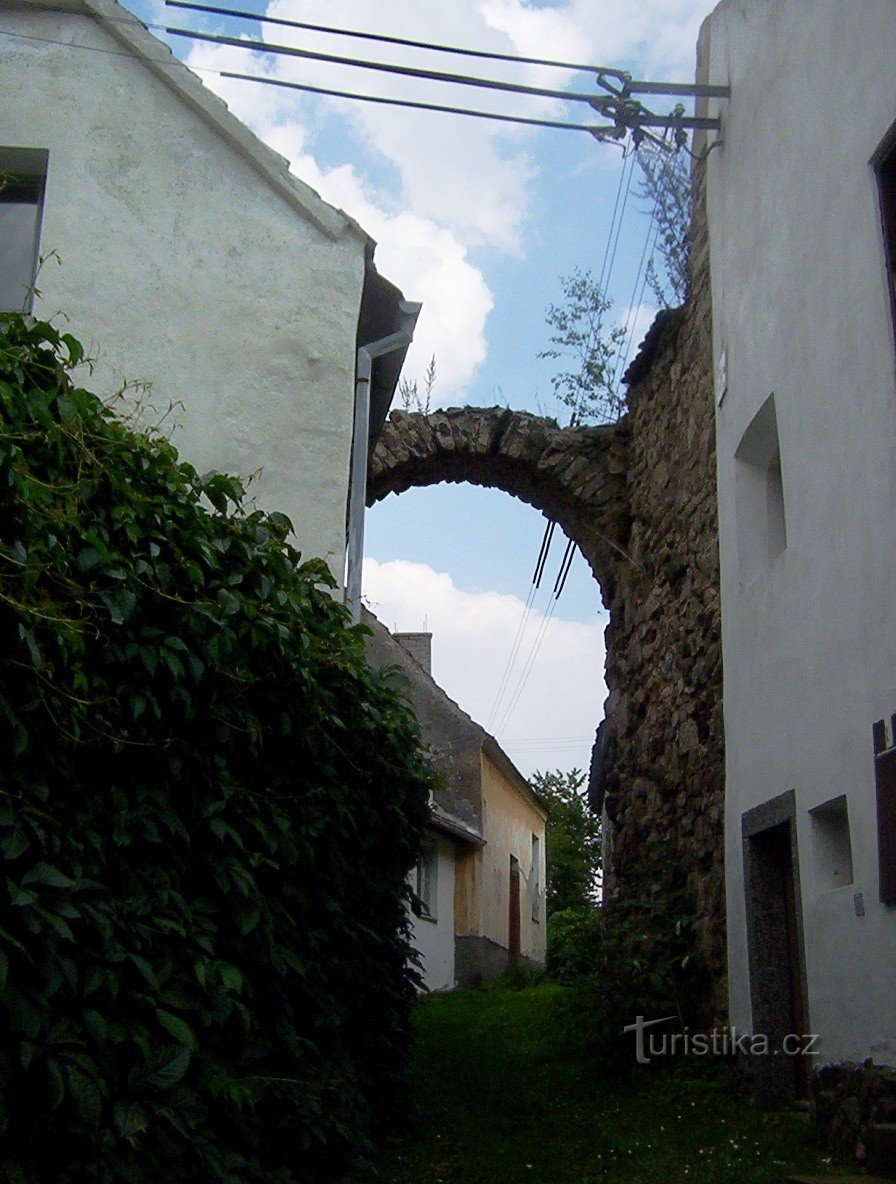 8 号和 54 号房屋之间大门的 Myšenec 城堡拱门-照片：Ulrych Mir。
