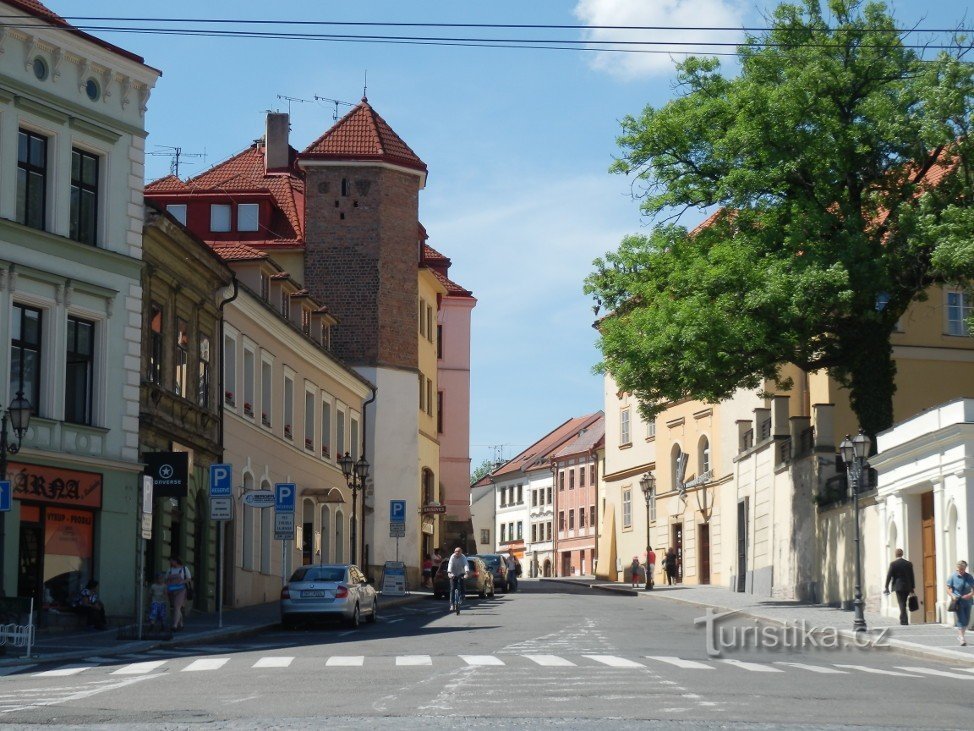 Mýtská-Straße mit dem Geburtshaus von Josef Bek (das rosafarbene auf der linken Seite)