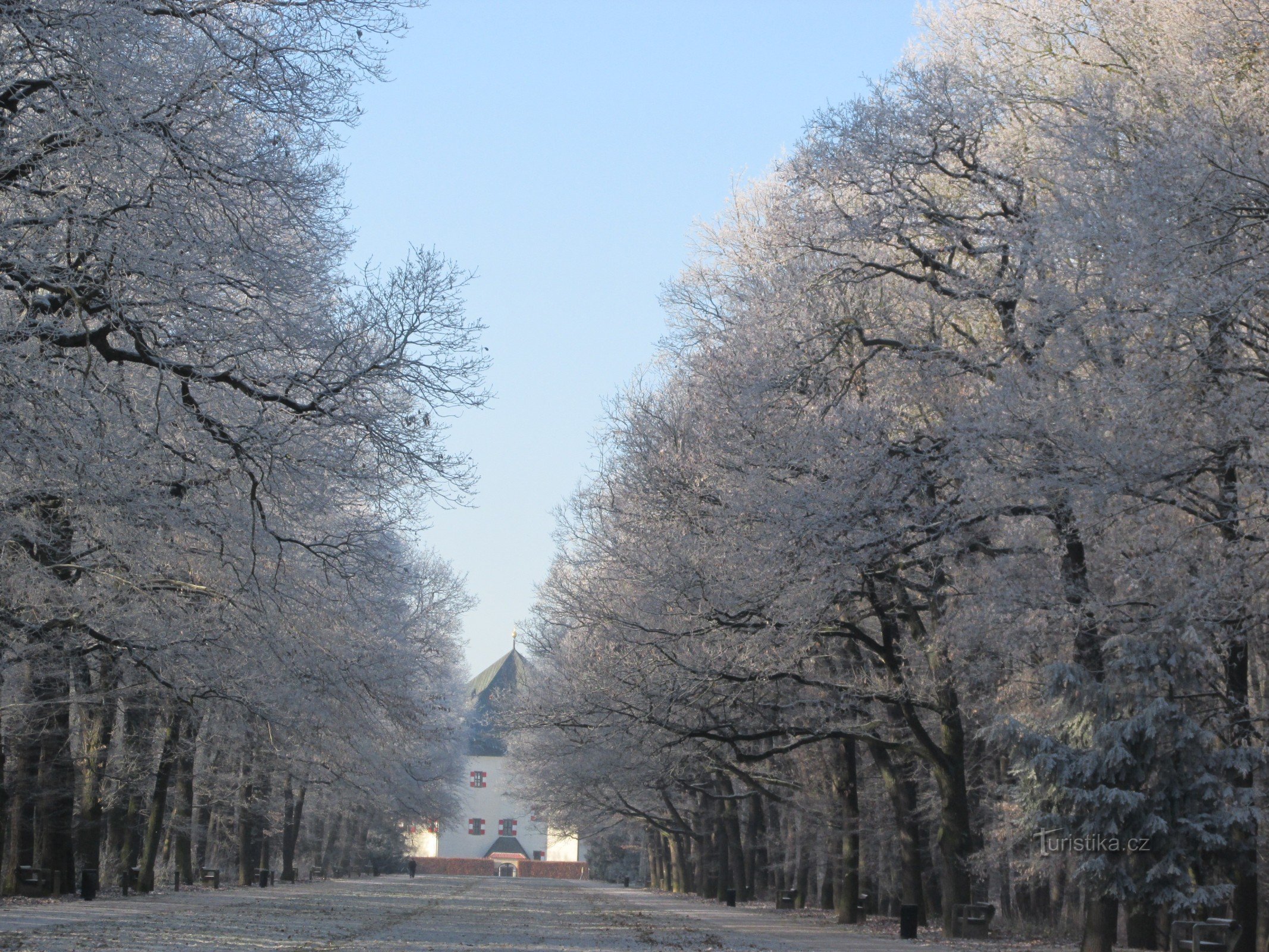 Para Bíla Hora e depois para a casa de verão Hvězda