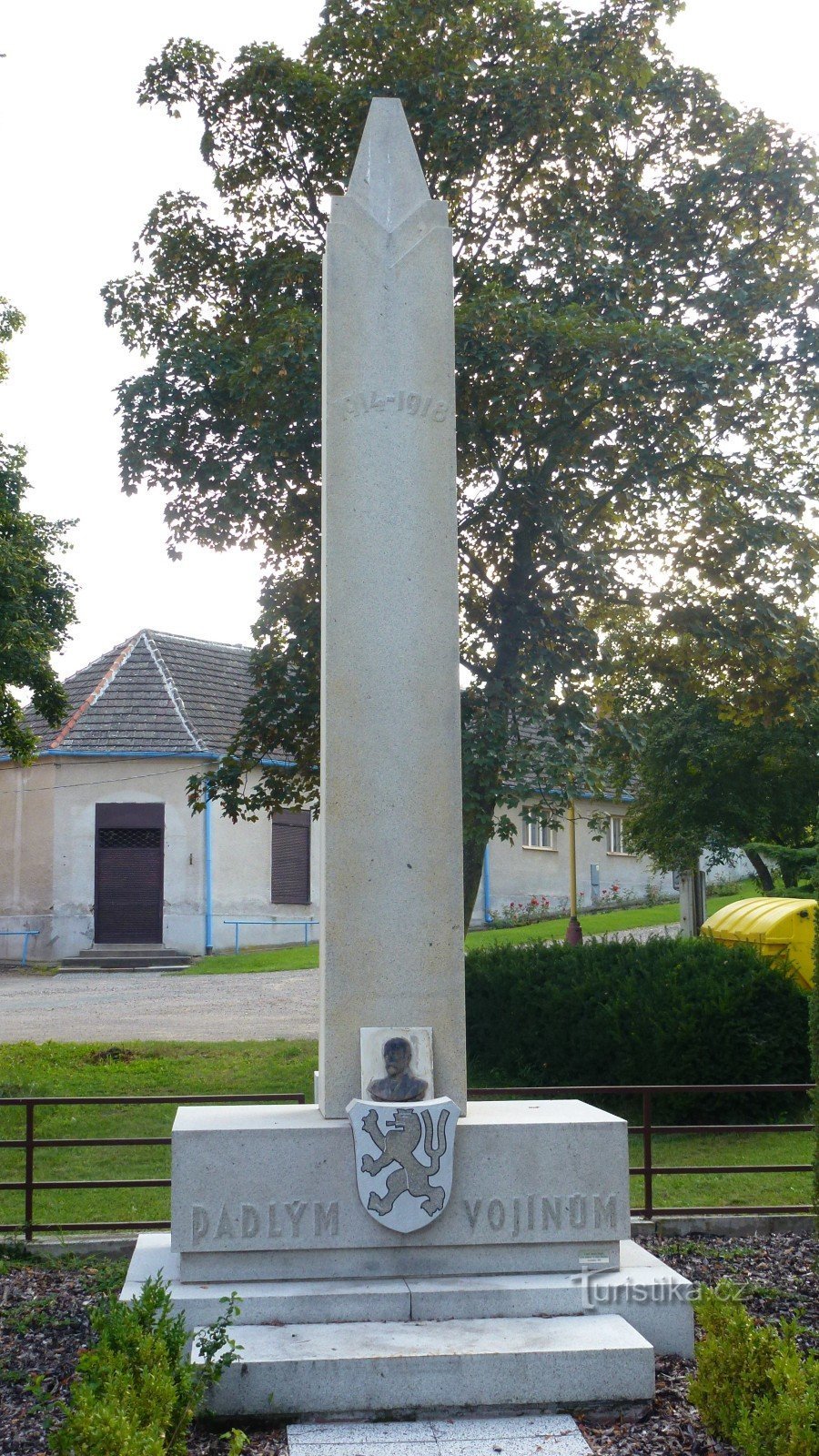 Namnen på 18 stupade soldater från den lokala byn är ingraverade på sidorna av monumentet.