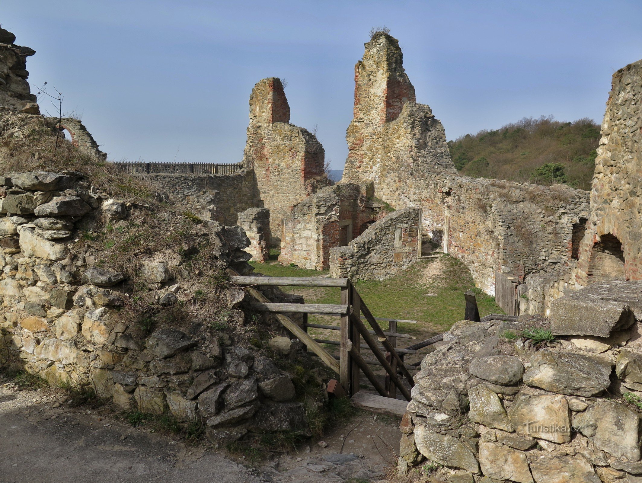 En Boskovice, detrás de las ruinas del castillo de Boskovice