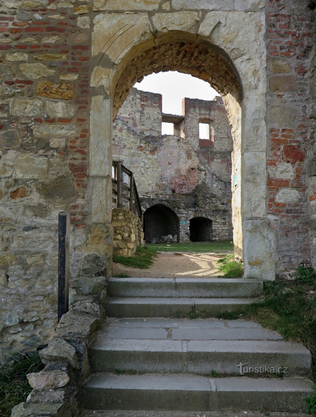 Ở Boskovice, đằng sau đống đổ nát của lâu đài Boskovice