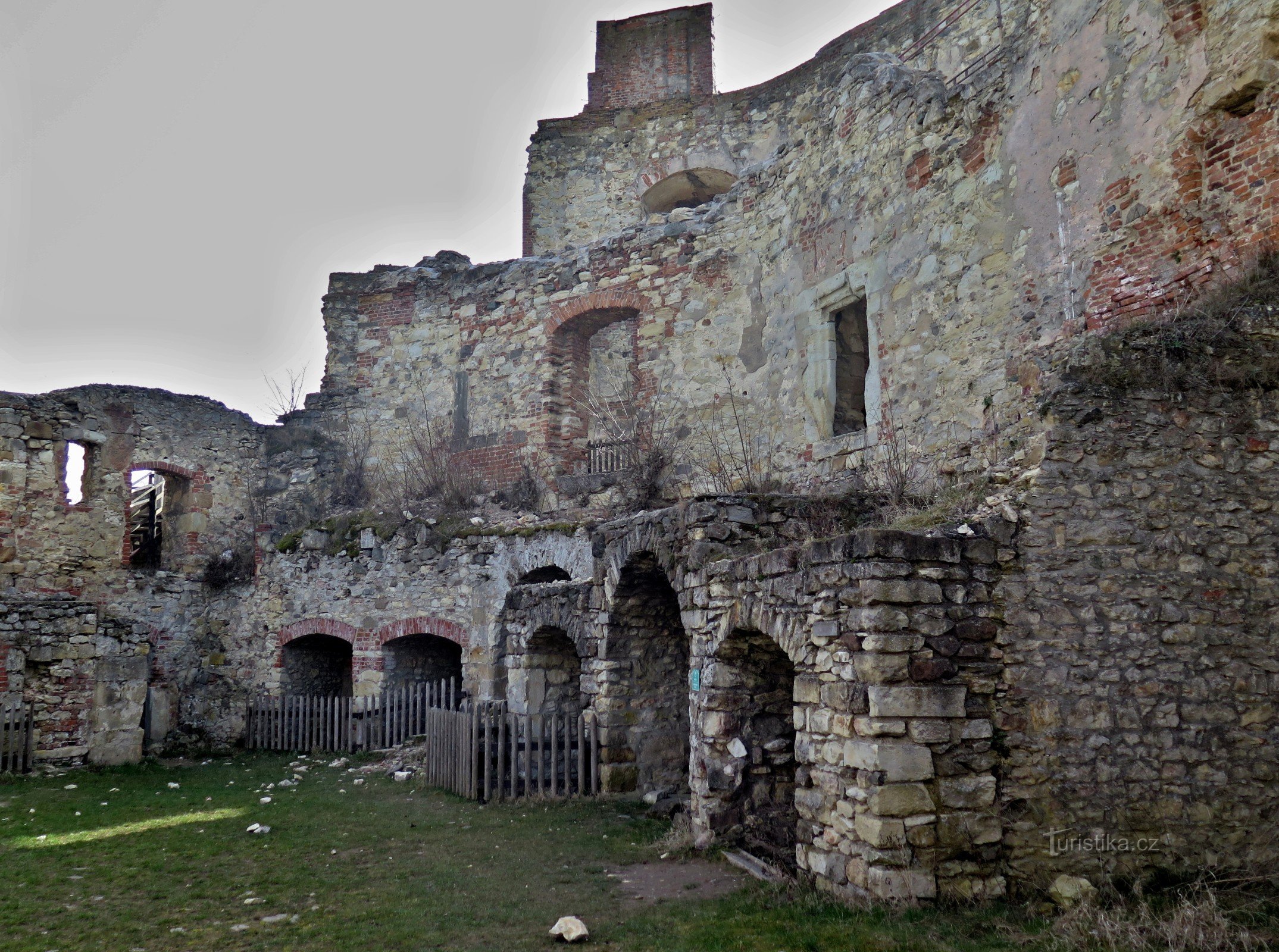 In Boskovice, achter de ruïnes van het kasteel van Boskovice