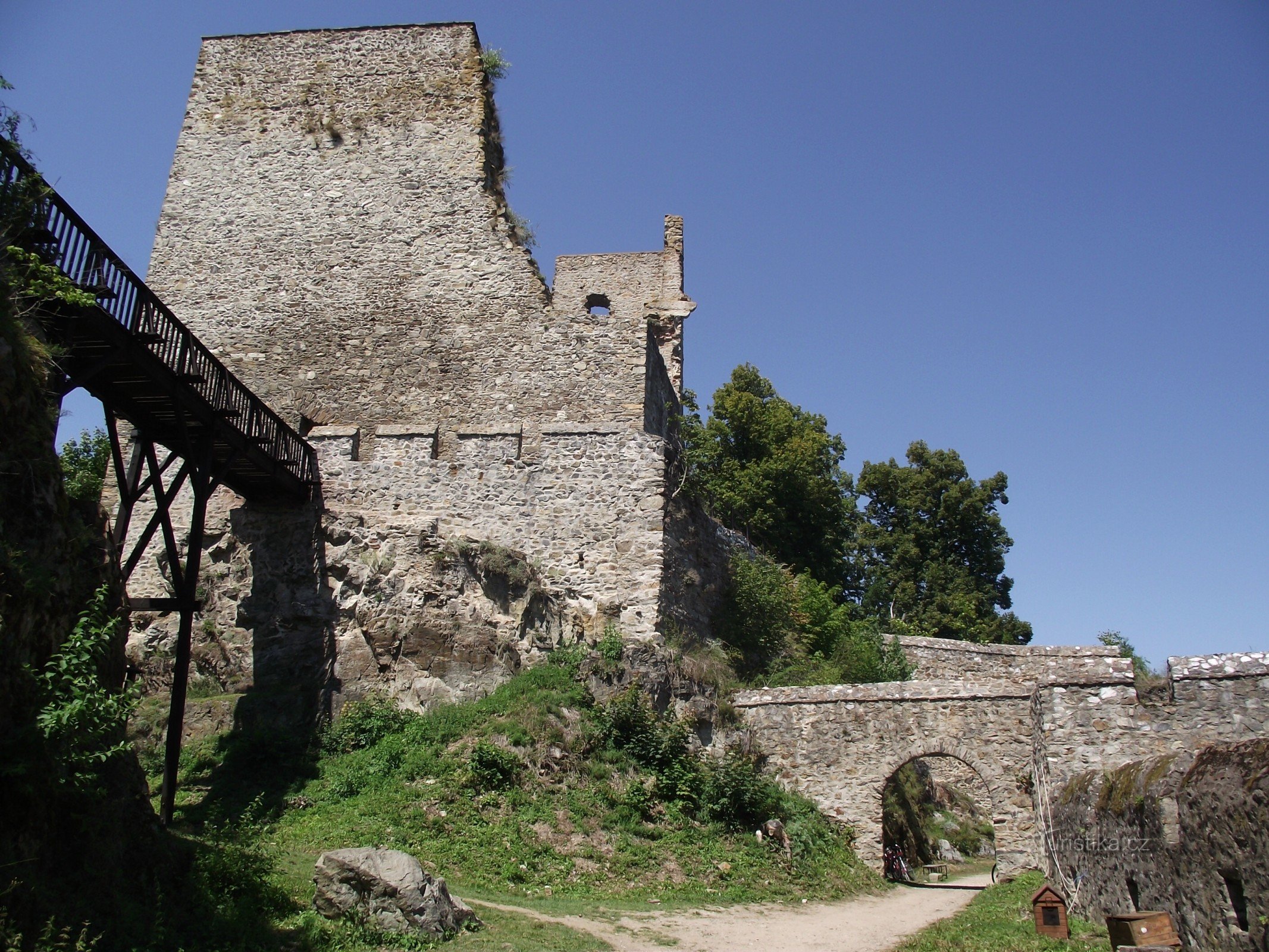 En Cornštejn, detrás de las ruinas del castillo de la familia Bítov Lichtenburg