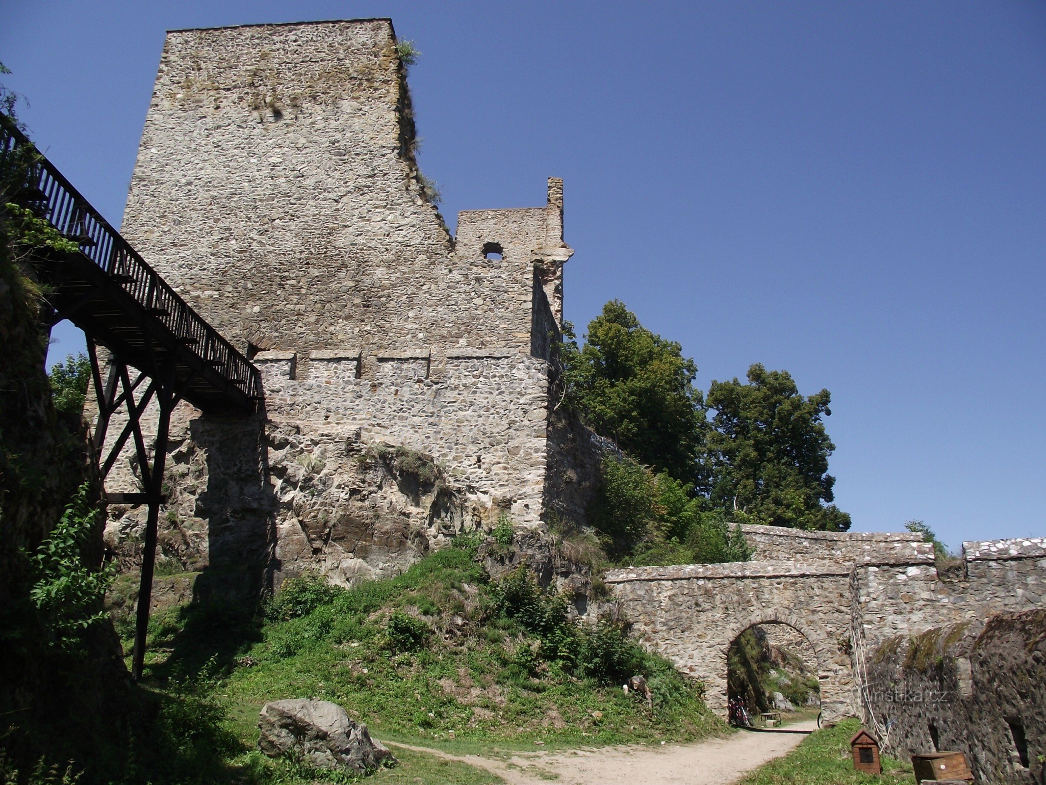 在 Cornštejn，在 Bítov Lichtenburg 家族的城堡废墟后面