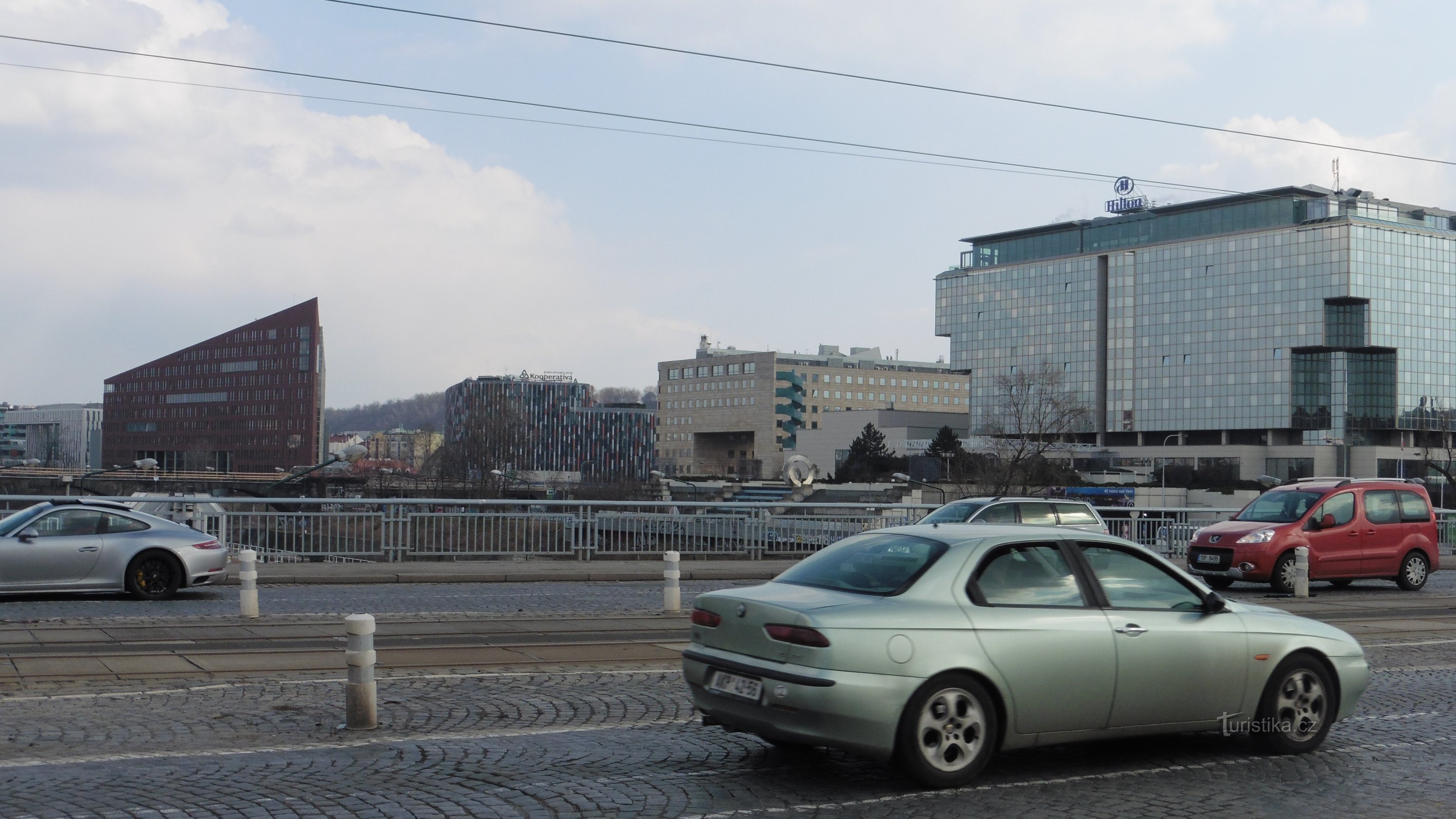 Sur le pont Hlávk, derrière l'hôtel Hilton et la Maison du Danube