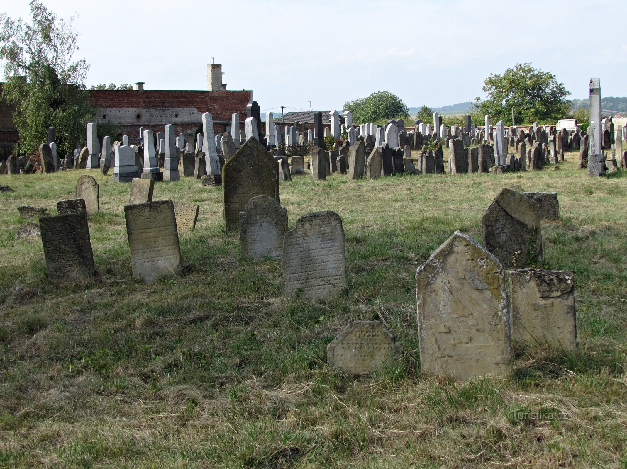 Al cimitero ebraico di Holešov