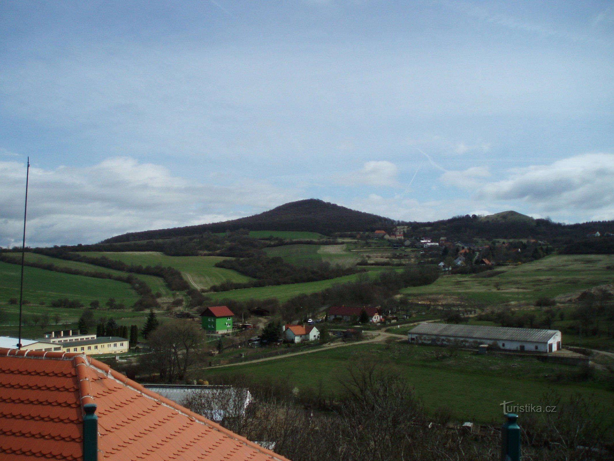 Am Horizont liegen das Dorf Sutom und Sutomský vrch