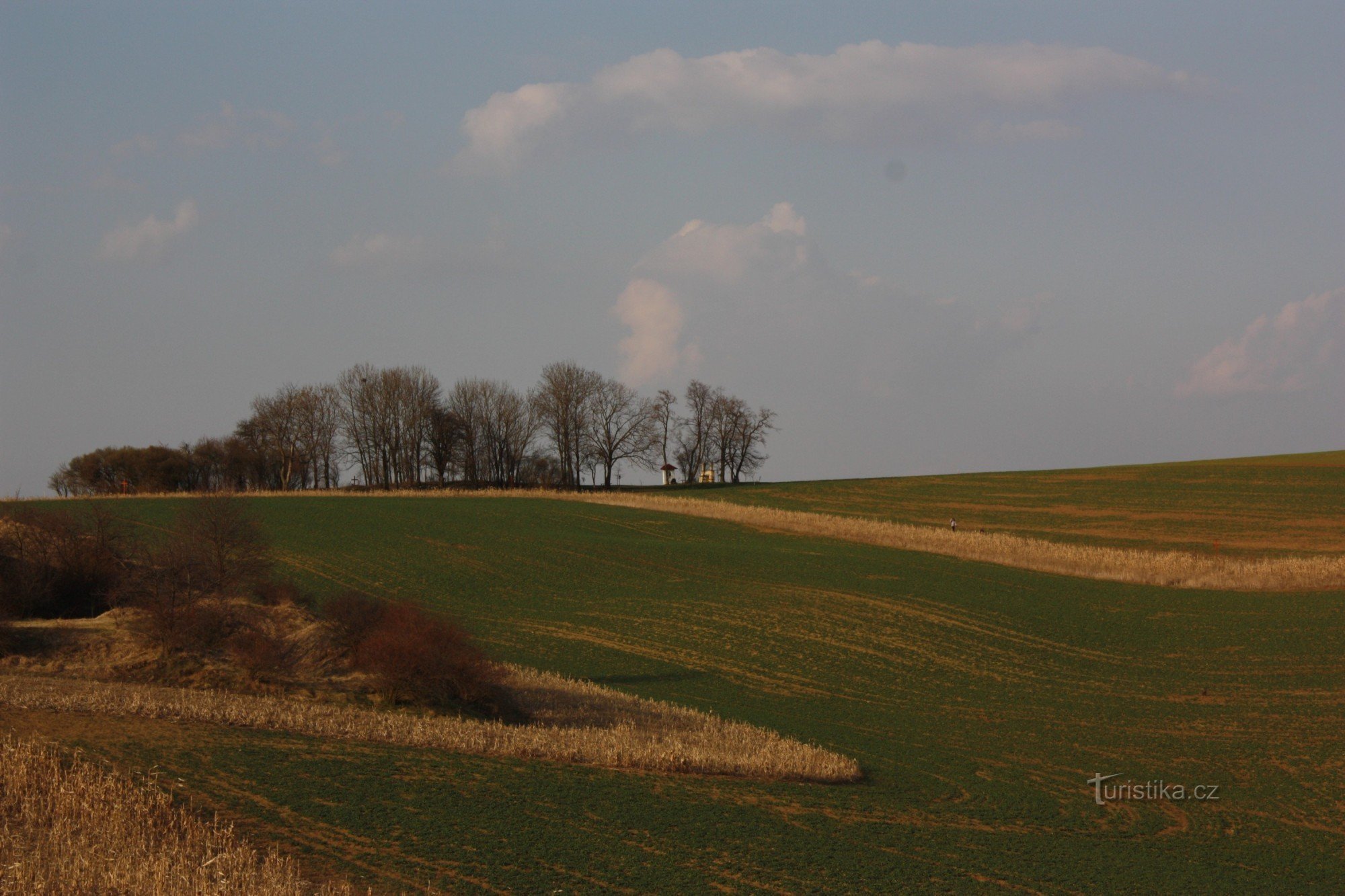 Aan de horizon ligt het bedevaartsoord Kréby u Prasklice