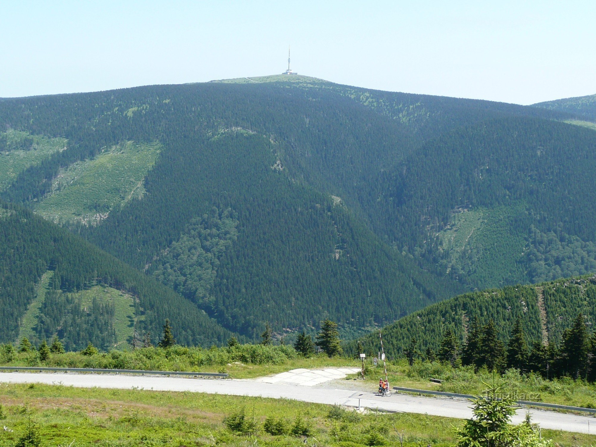En bicicleta de montaña en las montañas Jeseníky
