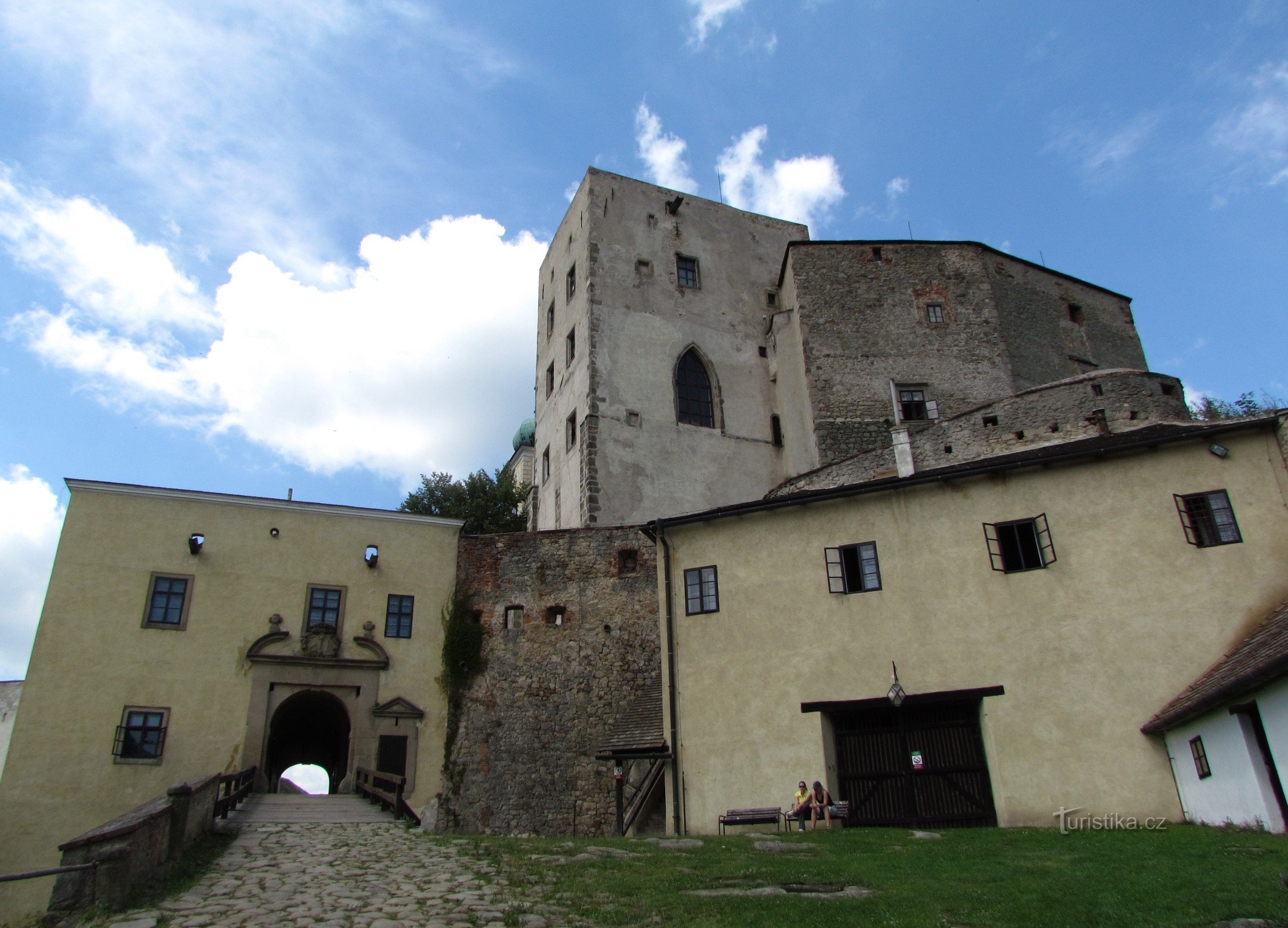 Para o Castelo de Buchlov, de onde