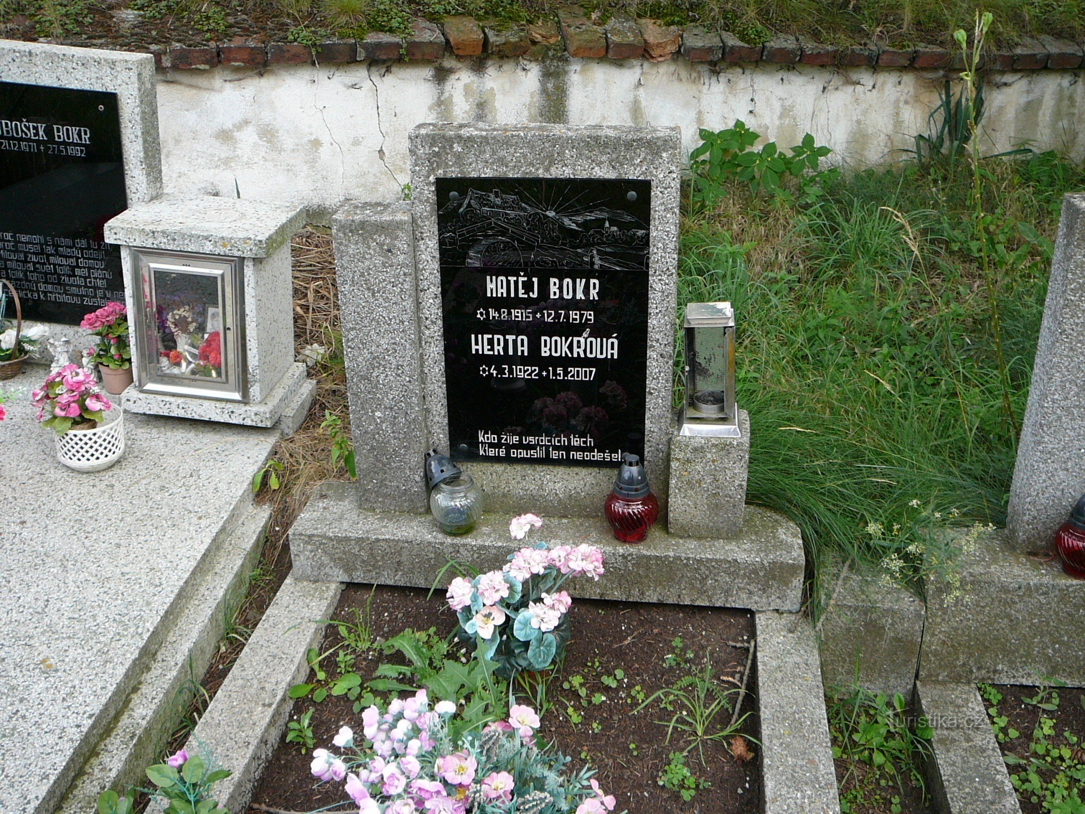 Il est enterré au cimetière à ce jour